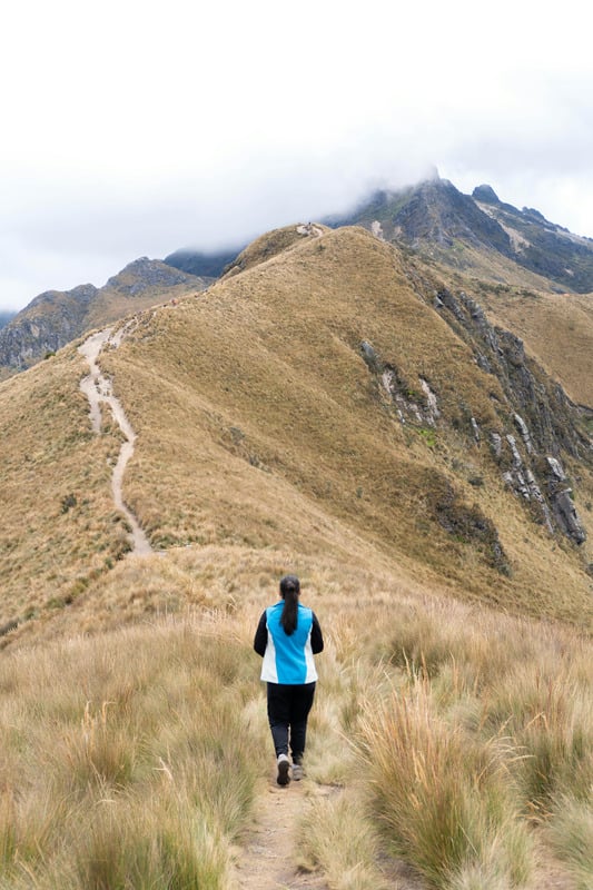 femme course à pieds nature montagne exercice thérapie