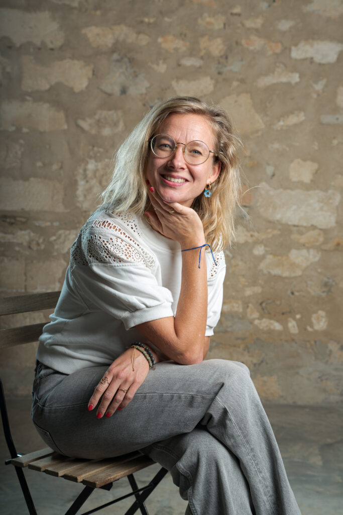 Elise Auvray thérapeute psycho-coporelle montpellier thérapie émotions stress blocage massage bien-être mains soin corps thérapie psycho-corporelle transgénérationnel libération constellations familiales individuelles groupe Prestation Astrologie mémoire cellulaire